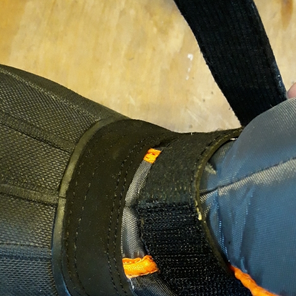 Winter boots, velcro ties, leak resistant - Picture 7 of 9